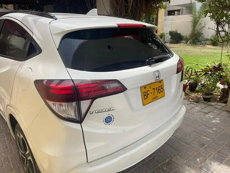 Honda Vezel Hybrid Z 2015 Cars in Karachi - AuctionHaulPK.com