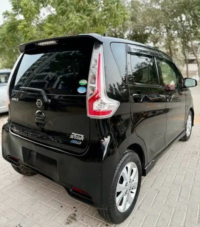 Nissan highway star. Model 16 Reg 17. top of the variant. Cars in Karachi - AuctionHaulPK.com