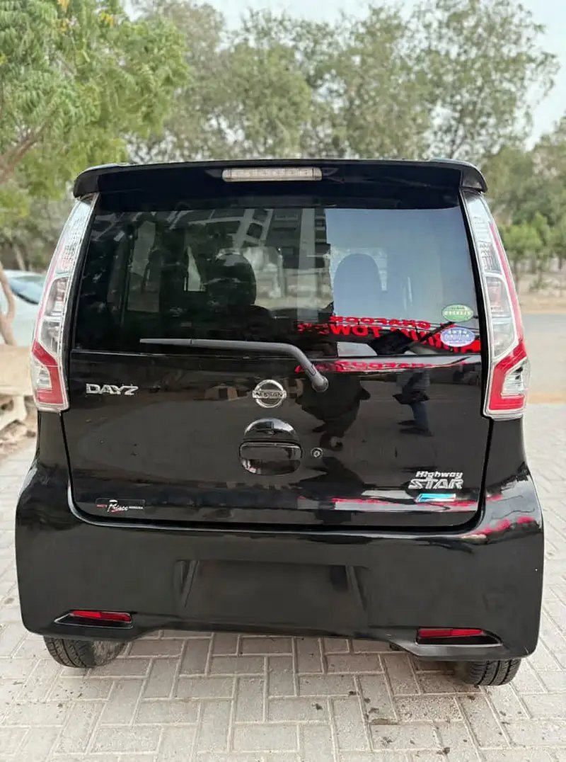 Nissan highway star. Model 16 Reg 17. top of the variant. Cars in Karachi - AuctionHaulPK.com
