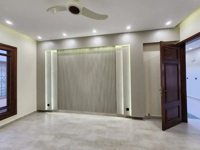 House In Dha Phase 4 For Sale in Karachi - AuctionHaulPK.com